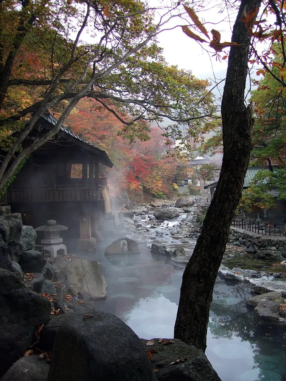 Ältere Aufnahme der Außenbäder am Fluss im Takaragawa Onsen